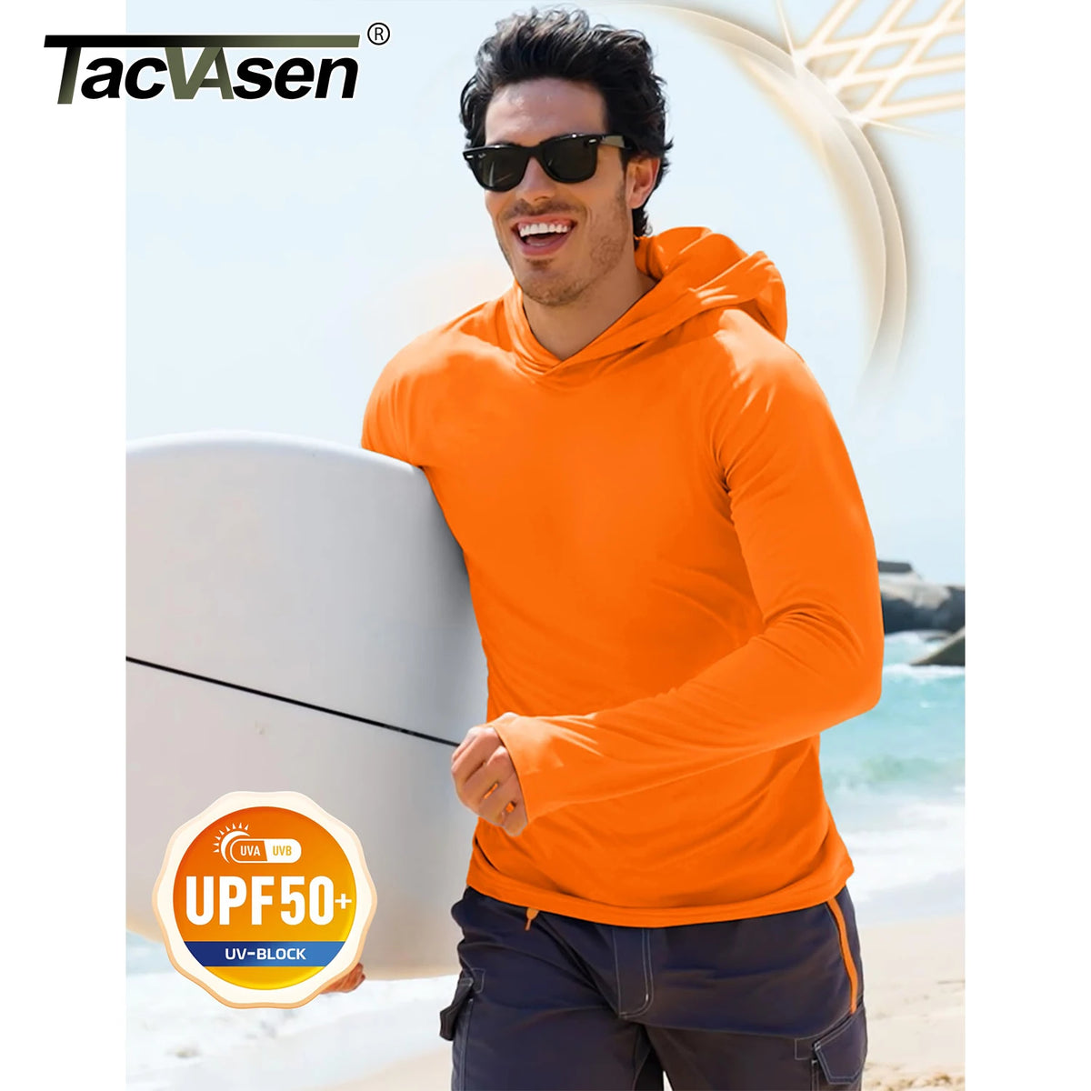 Ein Mann mit orangefarbener, leichter Hoodie und Sonnenbrille steht am Ozean, mit UV-Schutzetikett sichtbar.