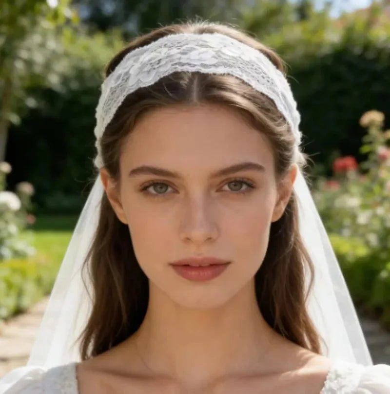 Retrato de cerca de una mujer vistiendo una elegante diadema de encaje floral blanca y velo al aire libre.