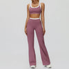 Eine Frau modelliert ein zweiteiliges mauve-Yoga- und Sportanzugset mit Crop-Top und passenden langen Hosen.