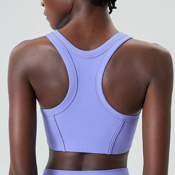 Une mannequin portant un crop top de yoga stretch lavande, vue de dos.