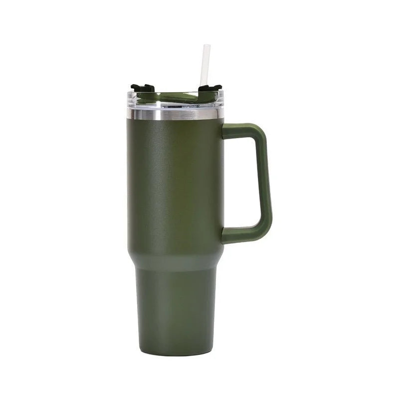 Tasse isotherme en acier inoxydable vert olive mat avec couvercle transparent et paille.