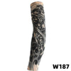 Manche de tatouage en tricot extensible noir et gris, couvrant un bras, avec des motifs de crânes détaillés.