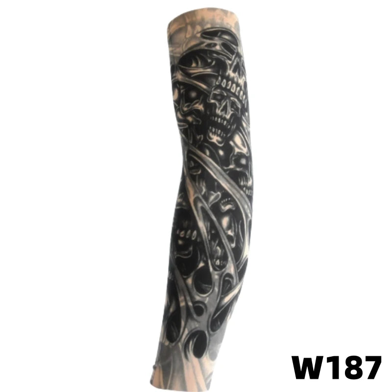 Manche de tatouage en tricot extensible noir et gris, couvrant un bras, avec des motifs de crânes détaillés.