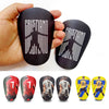 Protectores de espinilla negros mini para fútbol, mostrados en la mano y varias vistas