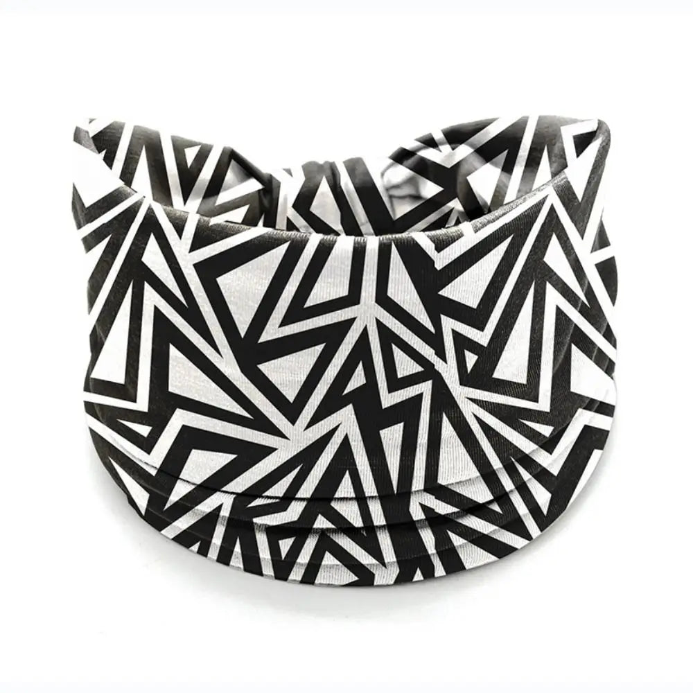 Diadema de yoga elástica con patrón geométrico en blanco y negro, doblada en forma circular.