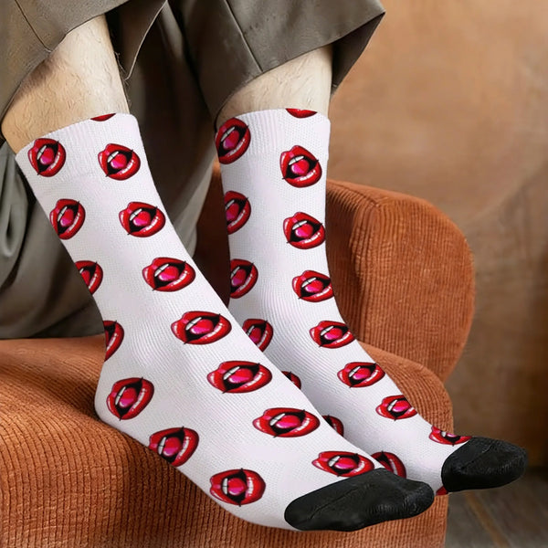 Chaussettes mi-mollet à motif rouge à lèvres rétro portées par une personne.