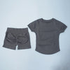 Ensemble de yoga et fitness gris foncé sans couture pour femmes, composé d'un t-shirt court et de shorts.