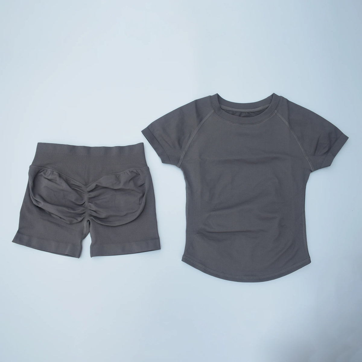 Ensemble de yoga et fitness gris foncé sans couture pour femmes, composé d'un t-shirt court et de shorts.