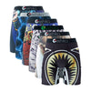 Une pile de sous-vêtements de sport pour hommes, coupe boxer respirante, dans diverses couleurs et motifs.