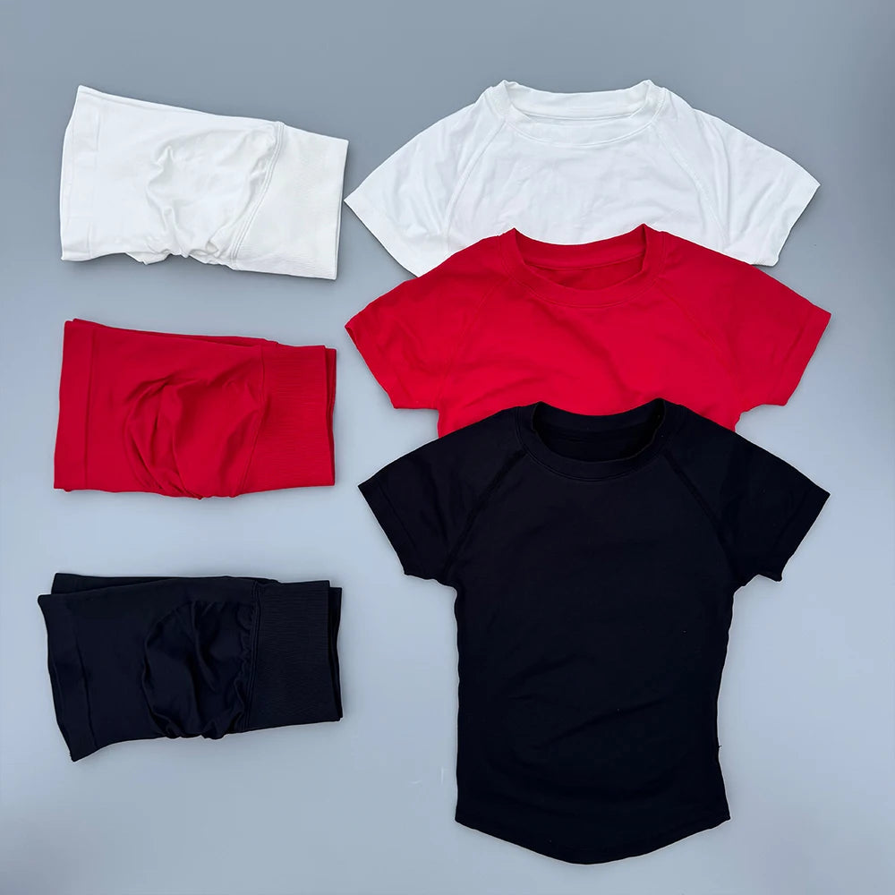 Une collection de cinq hauts de yoga et de sport sans coutures en blanc, rouge, noir et bleu marine.