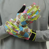 Une paire de gants de motocross colorés pour tout-terrain portés sur la main d'une personne.