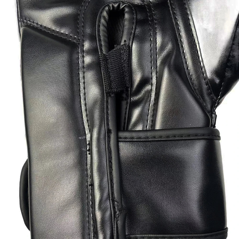 Nahaufnahme schwarzer Kunstlederbboxhandschuhe mit Nähten und Polsterdetails