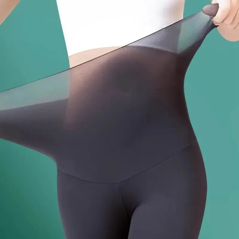 Gros plan sur une femme portant des leggings en peau de requin noirs et transparents d'été.