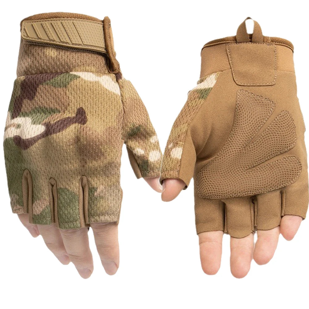 Une paire de gants tactiques sport, camouflage beige et vert, vue de la paume.