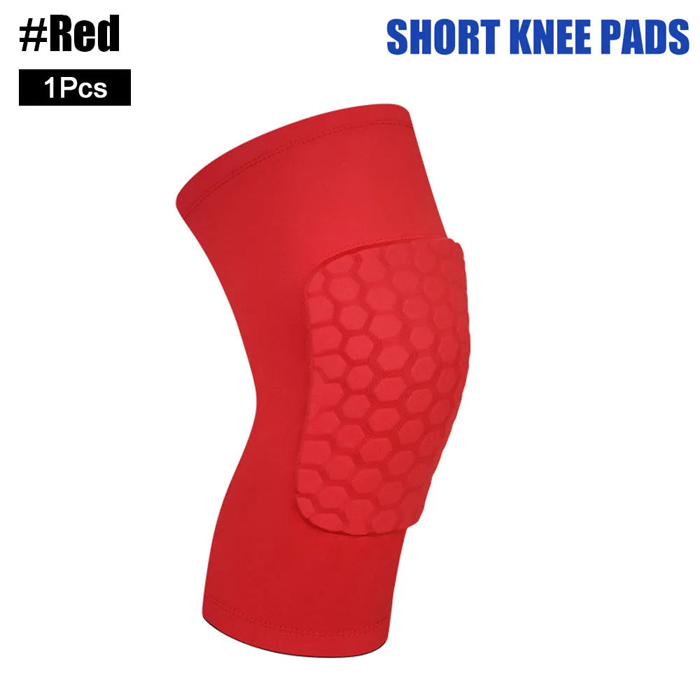 Una rodillera roja corta con acolchado texturizado tipo panal visible en la rodilla.