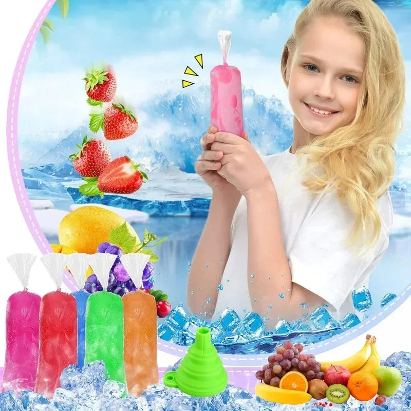 Una niña sonriente sostiene una bolsa de moldes de paletas rosas frente a un paisaje nevado con diversas frutas y moldes colo