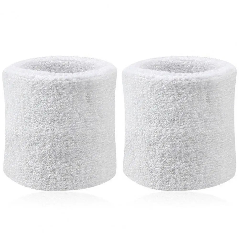 Deux bracelets de sport blancs et durables, à séchage rapide, roulés et présentés côte à côte.