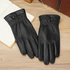 Une paire de gants d'hiver en cuir de brebis noir, pour homme, posés sur une surface en bois clair.