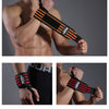 Rote und schwarze Armbandage auf dem Unterarm einer Person.