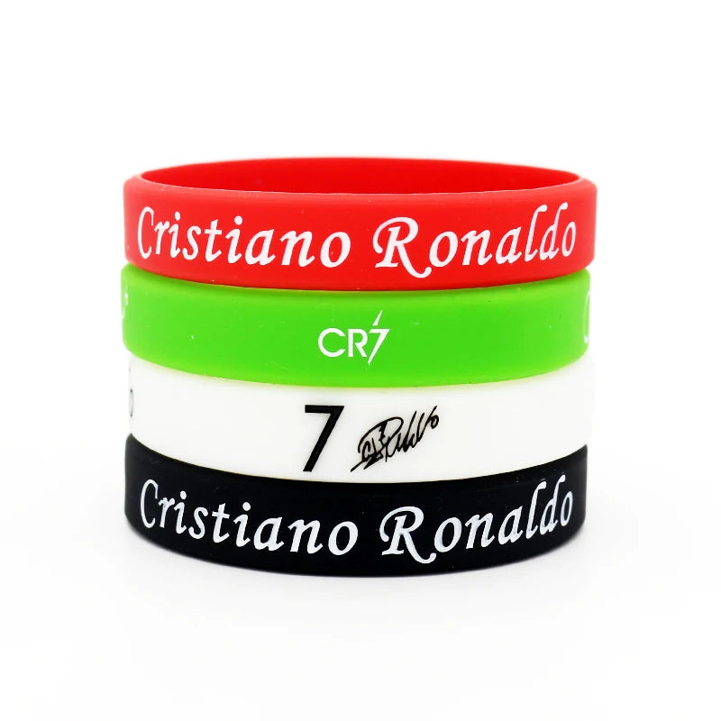Stapel von drei Silikonarmbändern in rot, grün und schwarz mit dem Namen Cristiano Ronaldo.