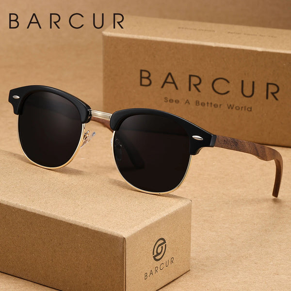 Une paire de lunettes de soleil sombres avec une monture marron posée sur une boîte en carton.