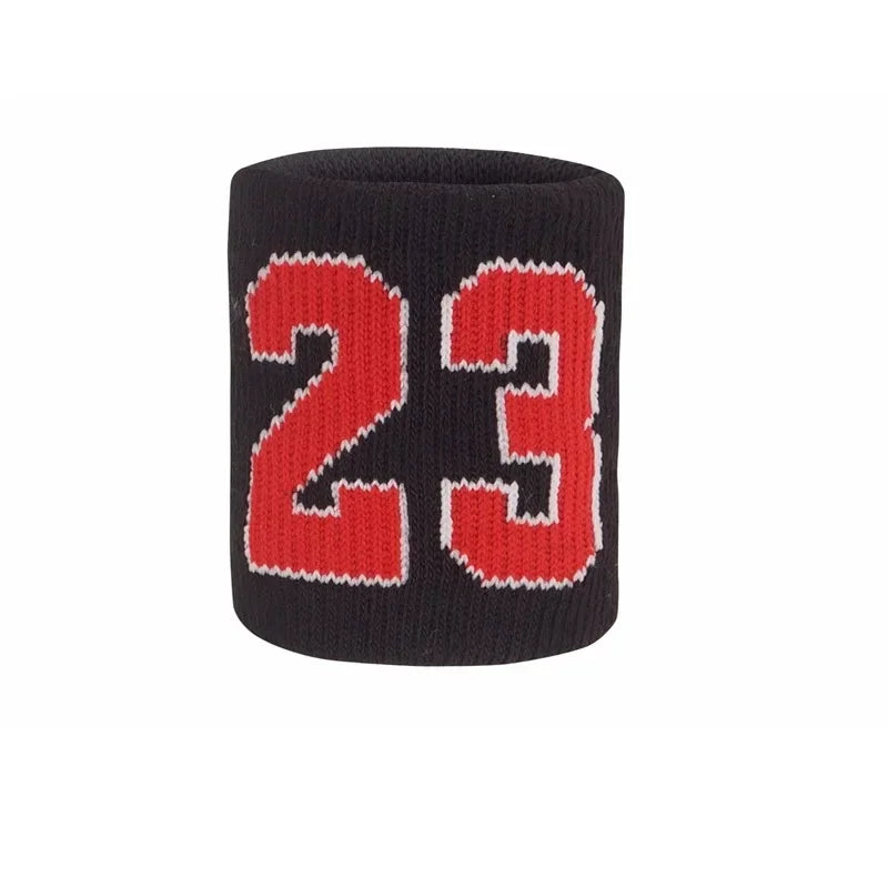 Bracelet de poignet tricoté noir avec le numéro 23 en couture rouge.
