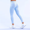 Hellblaue, hoch taillierte, nahtlose Yoga-Leggings, die von einer Person getragen werden.