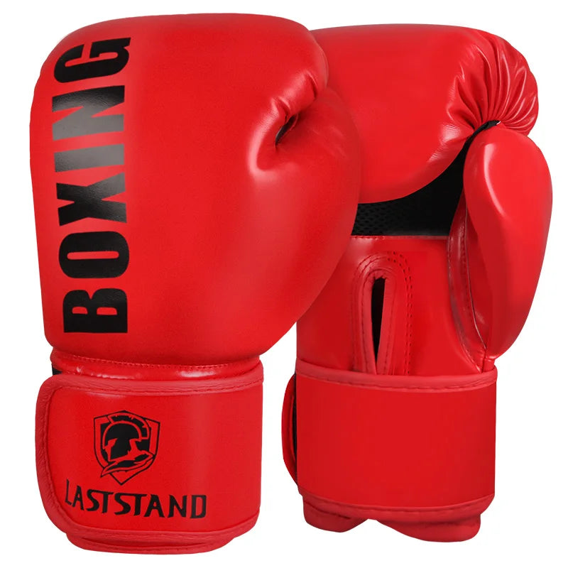 Une paire de gants de boxe en cuir PU rouges, vue en gros plan.