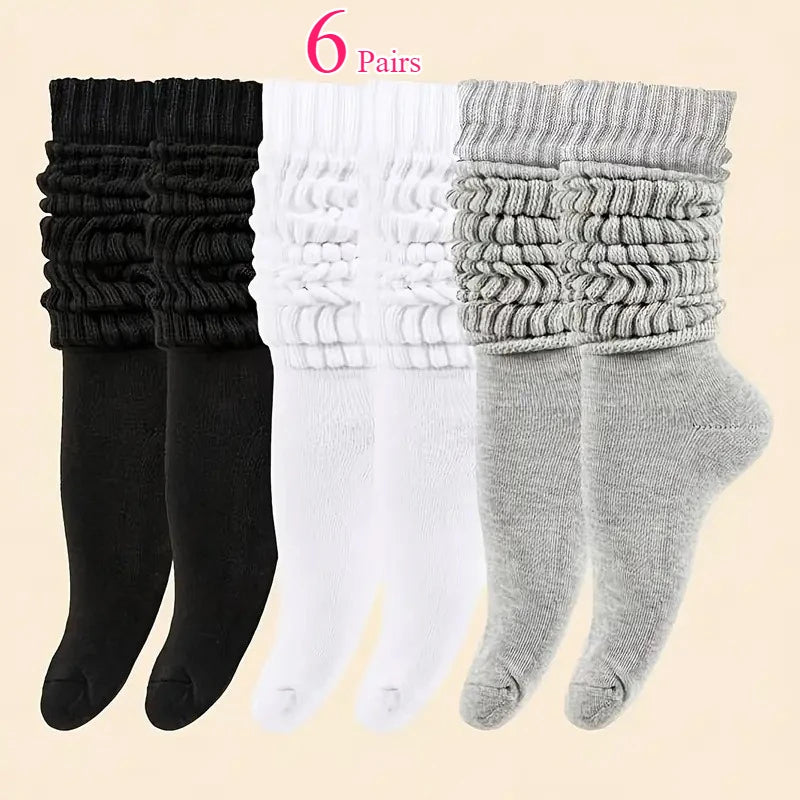 Un juego de seis pares de calcetines de punto para mujer hasta media pantorrilla en negro, blanco y gris.
