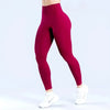 Un modèle portant des leggings de yoga sans couture à taille haute de couleur magenta foncé.
