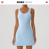 Une robe de sport bleu clair deux pièces présentée sur un mannequin.