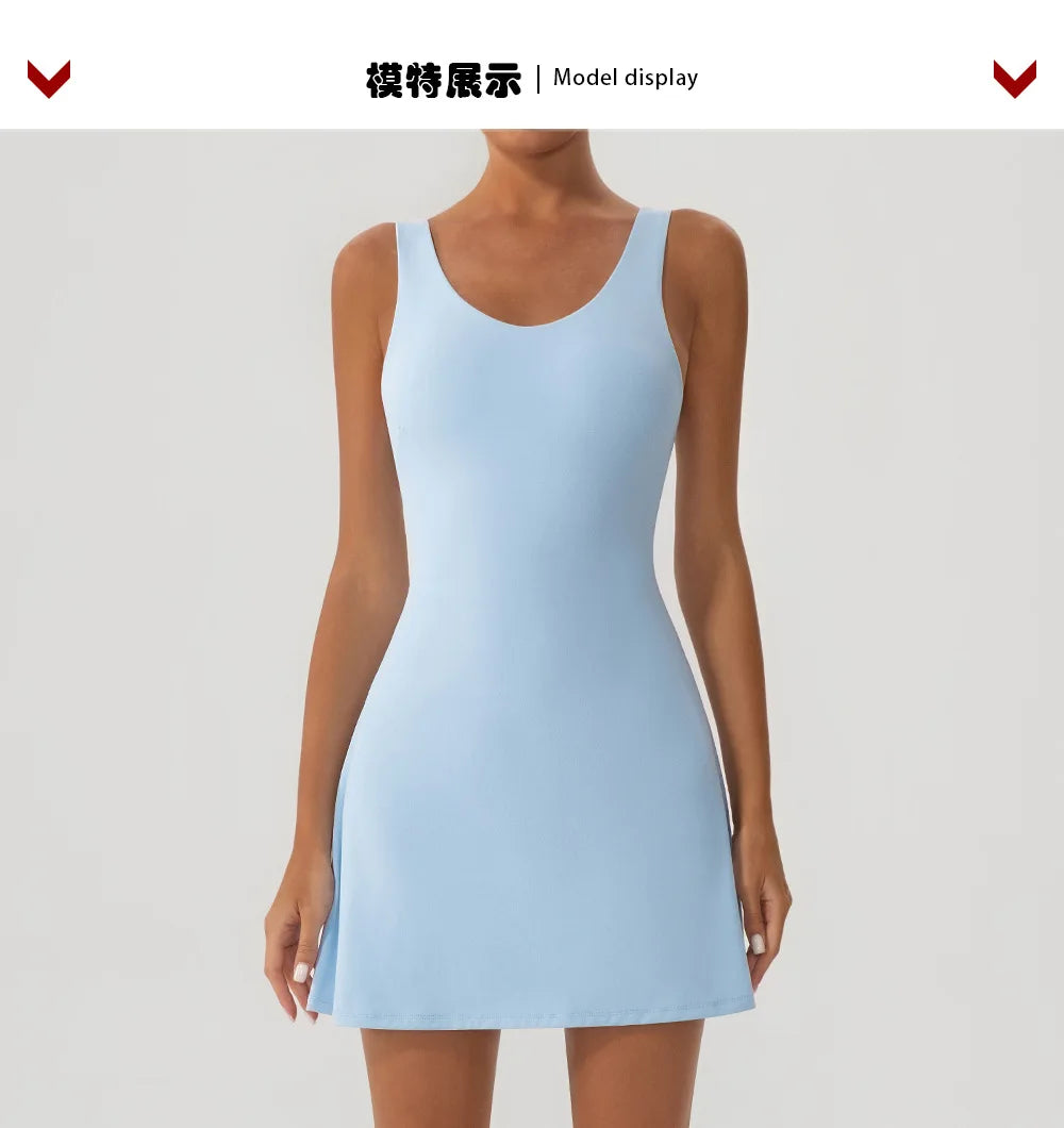 Une robe de sport bleu clair deux pièces présentée sur un mannequin.