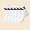 Eine Reihe weißer Socken mit schwarzen Streifen auf hellem Hintergrund.
