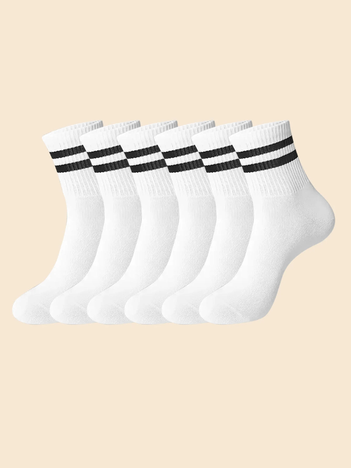 Eine Reihe weißer Socken mit schwarzen Streifen auf hellem Hintergrund.