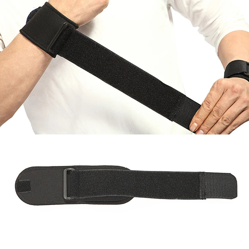 Schwarzer, verstellbarer Sport-Armband, getragen an Hand und Arm.