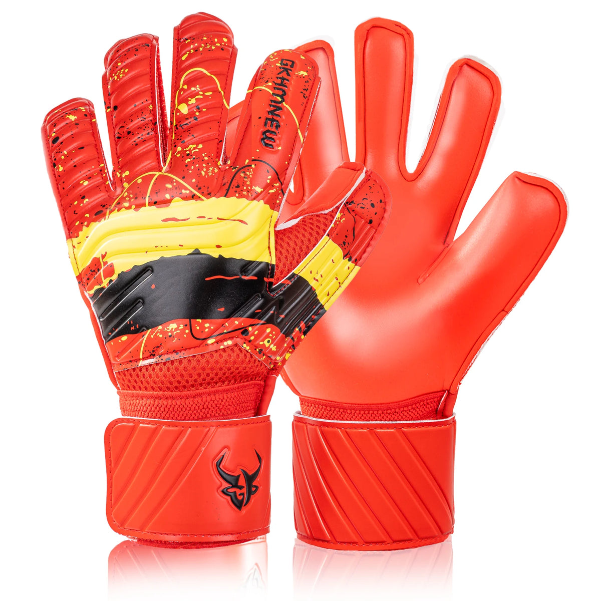 Un par de guantes de portero naranja brillante con detalles en negro y amarillo, mostrados contra un fondo blanco.