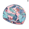 Bonnet de bain rose avec motif de feuille tropicale aux accents bleu, sarcelle et rouge.
