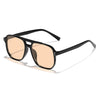 Un par de gafas de sol cuadradas negras y ligeras con lentes tintados en ámbar