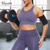 Une femme porte un body-shaper violet et des leggings assortis, faisant de l'exercice avec des haltères.