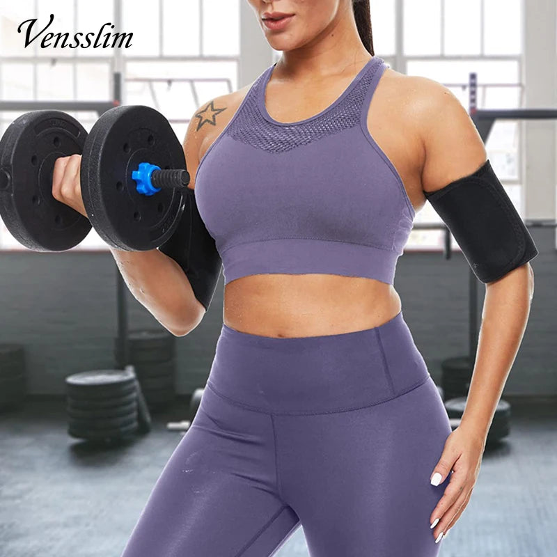 Une femme porte un body-shaper violet et des leggings assortis, faisant de l'exercice avec des haltères.