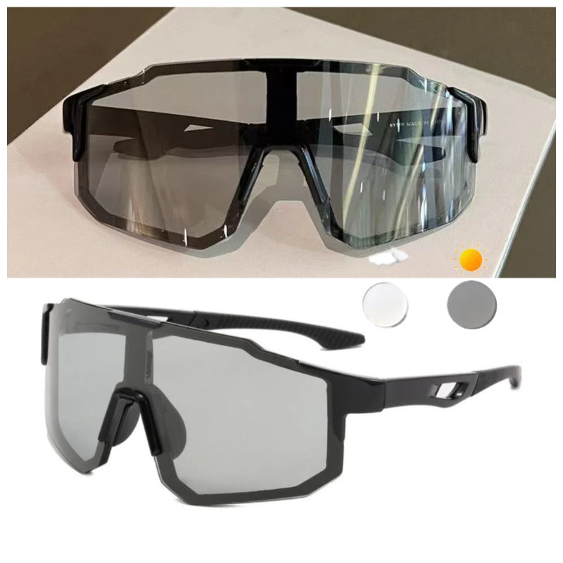 Ein Paar schwarze Sport-Sonnenbrille in zwei Ansichten, einschließlich einer Nahaufnahme und einer Vollansicht.