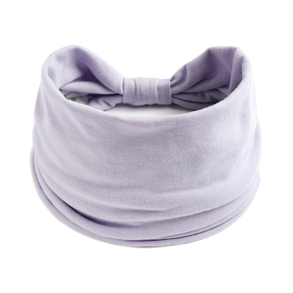 Foulard en coton bohème lavande noué en nœud, présenté sur fond blanc.