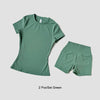 Un conjunto de ropa de yoga verde de talle alto para mujeres, que incluye una blusa de manga corta y pantalones cortos a jueg