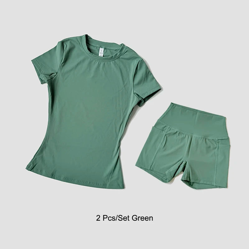 Un conjunto de ropa de yoga verde de talle alto para mujeres, que incluye una blusa de manga corta y pantalones cortos a jueg
