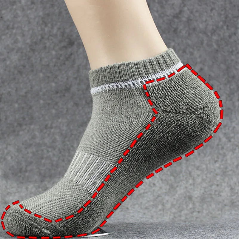 Calcetines de punto grises con tobillo, mostrando un dobladillo acanalado y cuerpo texturizado.