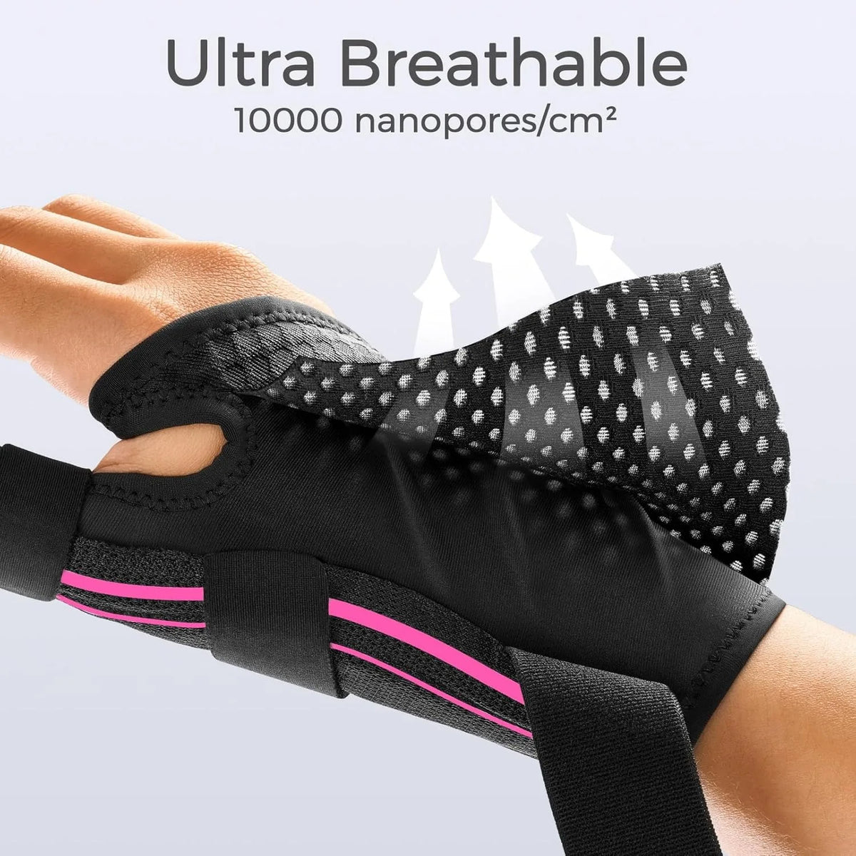 Un soporte de muñeca negro y transpirable mostrado en una mano, destacando su diseño y material.