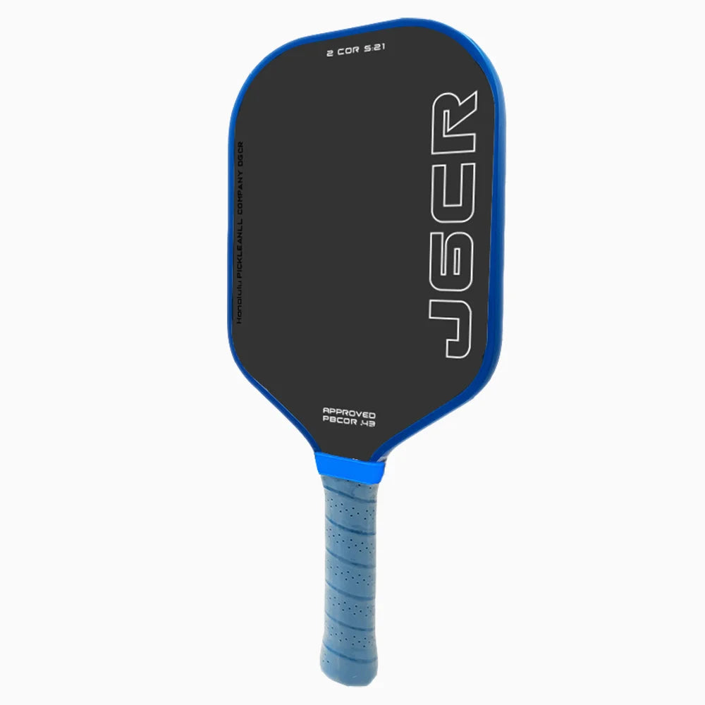 Schwarzes Carbonfaser-Pickleball-Schläger mit weißer Aufschrift und blauem Griff.