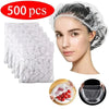 Una mujer lleva una gorra de ducha desechable transparente para extensiones y trenzas, con tapas empaquetadas visibles.