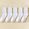 Une rangée de chaussettes en coton mélange pour hommes, pour le sport et le quotidien, disposées sur un fond clair.