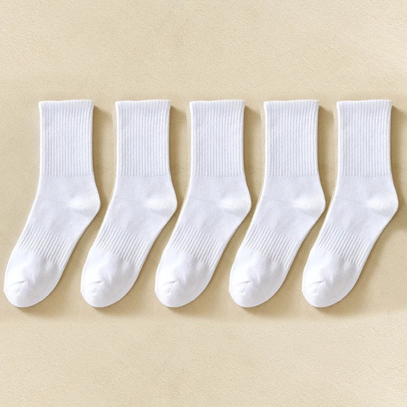 Une rangée de chaussettes en coton mélange pour hommes, pour le sport et le quotidien, disposées sur un fond clair.